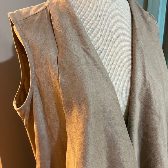 City Chic NWT Faux Suede Tan (Stone) Fringe Drape Vest Plus Size XS 14 RV $79 - Picture 5 of 7